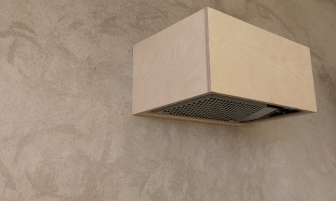 Köksfläkt infälld i frihängande låda av obehandlad björkplywood
